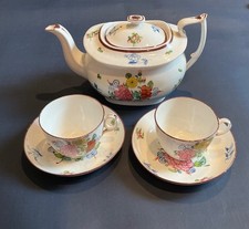 New Hall Pattern 1064 c. 1820. Teapot, teacups and saucers x2
