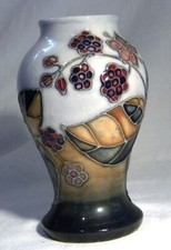 MOORCROFT POTTERY  BRAMBLE
