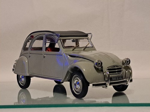 Scale citroën 2cv - 1:18,