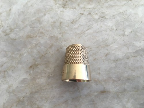 Vtg gold thimble engraved - vtg,