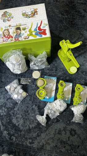 Badge maker button press - badge,