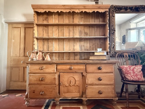 Substancial welsh antique - welsh, pine