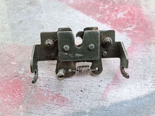 Piaggio b125 seat catch