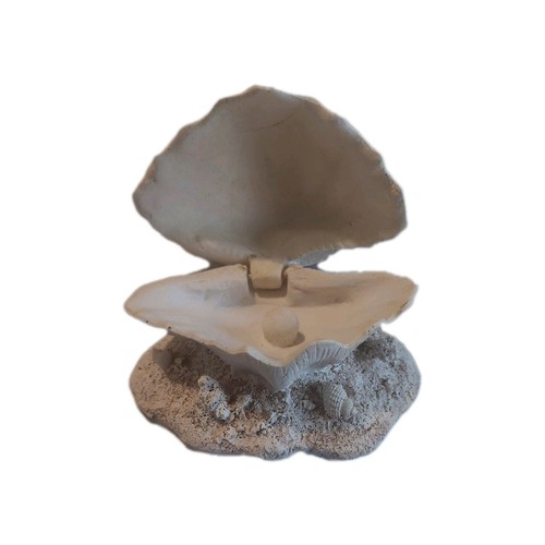 Pearl closing clam shell - closing,