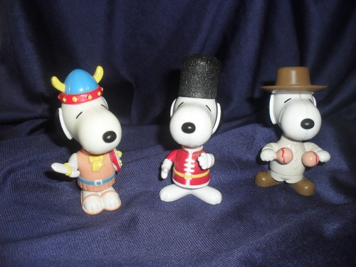 Vintage snoopy figure world - vintage,