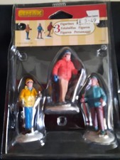LEMAX CHRISTMAS GAME-HOLIDAY VILLAGE 3 X FIGURES IN SKI OUTFITS NEW SEALED