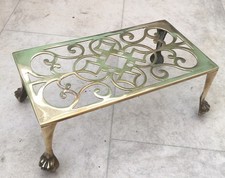 A LARGE ANTIQUE BRASS FOOTMAN