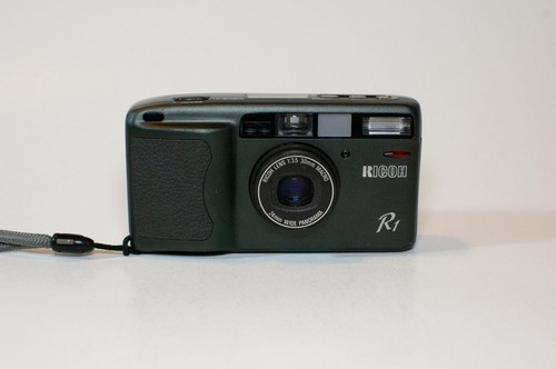 Ricoh point shoot - r1,