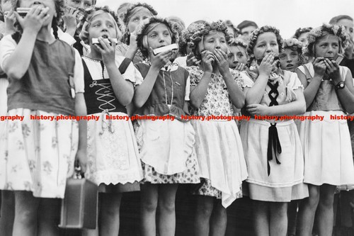 F018505 girls playing - girls,