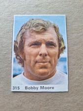 BOBBY MOORE ENGLAND 1971 MARSHALL CAVENDISH BOOK OF FOOTBALL USED STICKER       
