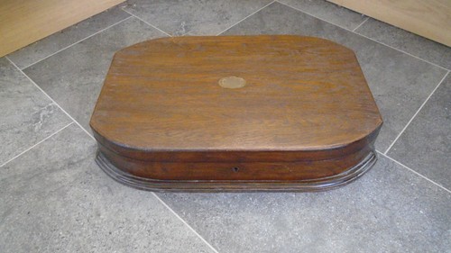 Oak wood canteen - of, cutlery