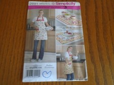 Simplicity Sew Pattern 2691: Table Runner, Place Mats, Lady's Reversible Aprons