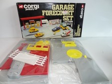 CORGI JUNIORS GARAGE FORECOURT