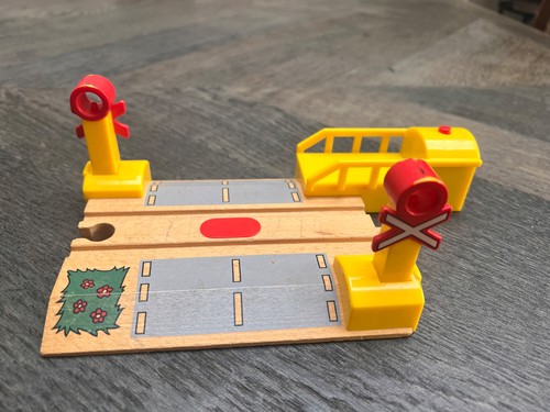 Brio wooden level crossing - wooden,
