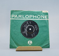 The Beatles – She Loves You