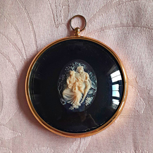 Peter bates round hanging - round,