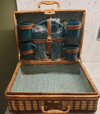PICNIC HAMPER Two-tone wicker with plastic plate, cup & cutlery for 4 people
