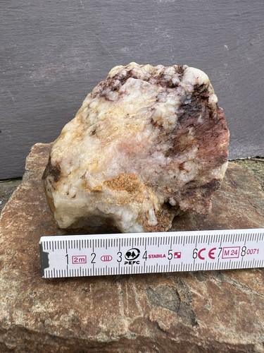 Quartz rock with crystal - quartz,