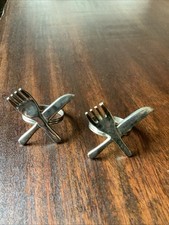 PAIR OF SILVER PLATE SERVIETTE RINGS CROSSED KNIFE AND FORK DESIGN