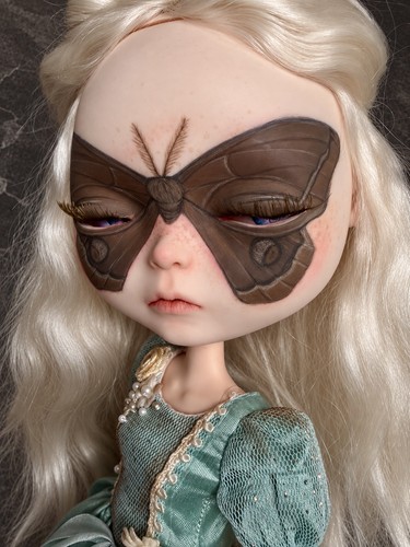 Blythe moth doll lady verin - moth,
