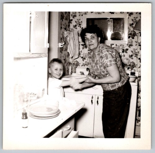 Vtg snapshot woman washing - b&w,