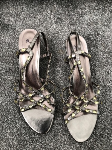 Ladies sandals size - 7,