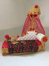 EVER AFTER HIGH APPLE WHITE FAINTING COUCH & ACCESSORIES VGC