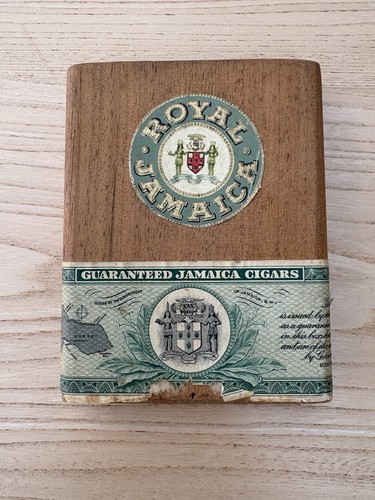 Vintage wooden cigar - cigar, royal