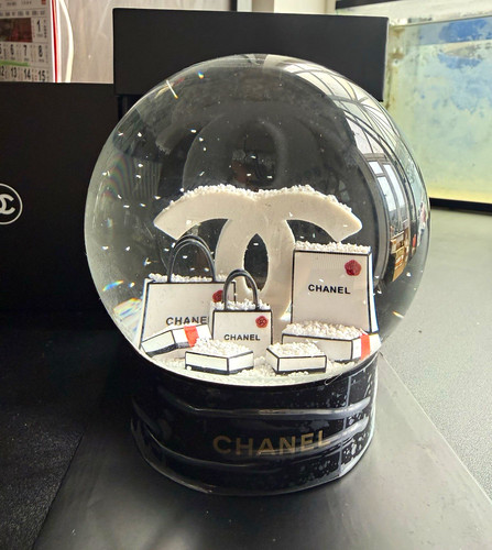 Chanel beauté snow globe - chanel,