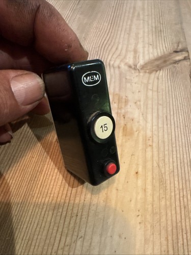Mem 15a push button fuse - 'push,