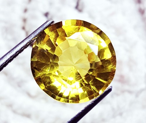 Natural yellow sapphire - yellow,