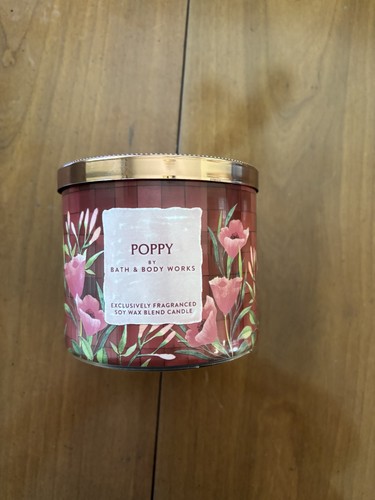 Bath body works candle - &,
