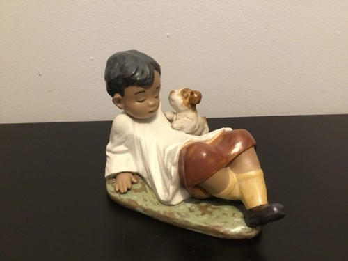 Lladro 2318 choir boy - boy, with