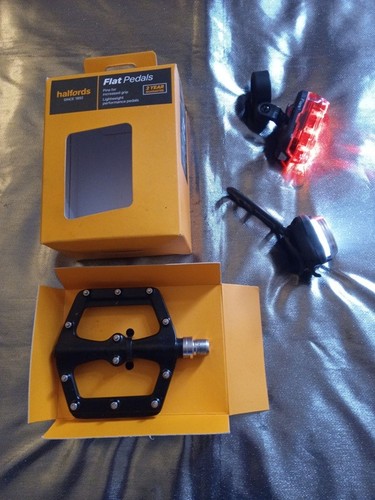 Halfords bicycle pedals - 9/16, +