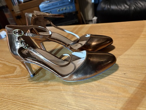 Ladies size heeled gold - 4,