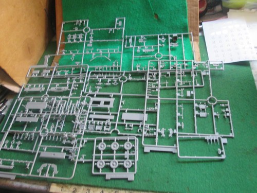 Assorted military vehicle kit - military,