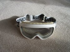 White ski googles, black
