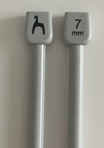 Pony 7mm grey plastic knitting