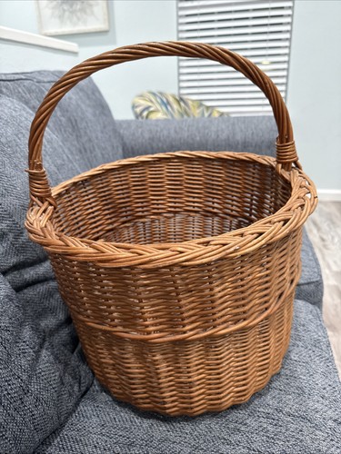 Vintage round wicker market - wicker,