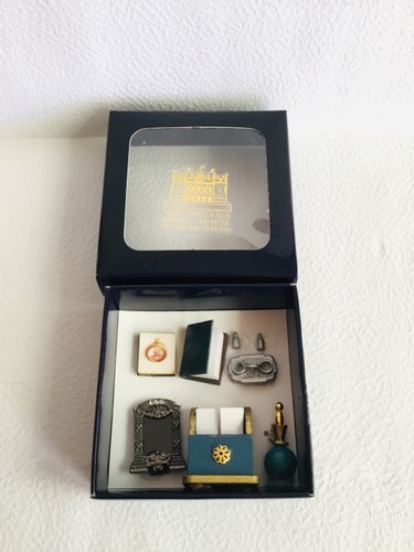 Dolls house scale queens - scale,