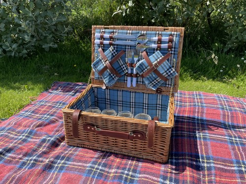 Wicker picnic basket complete