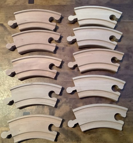 Small wooden curved train - 10,