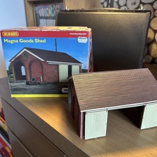 HORNBY SKALEDALE 'OO' GAUGE R9533 MAGNA GOODS SHED & PLATFORM MODEL BUILDING