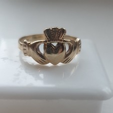 9ct GOLD CLADDAGH RING Size T