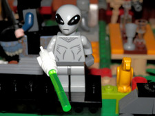 Lego Minifigures - Series 6 - Classic Alien - Lego mini figure with base