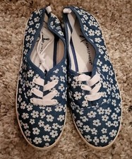 Ladies Floral Lace up canvas