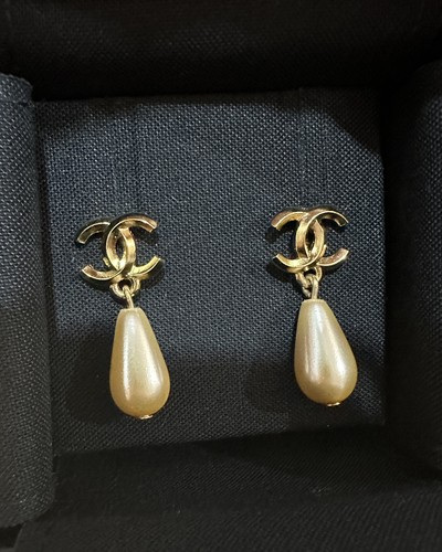 Chanel studs glass pearl - cc,