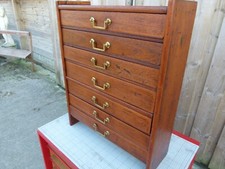 1930's OAK COLLECTORS OR SPECIMEN CHEST OF 7 DRAWERS IN GOOD CONDITION.