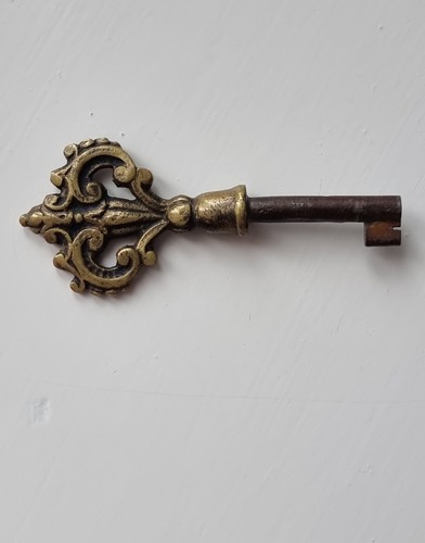 Ornate antique skeleton key - an,