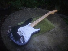 BEHRINGER BLACK  STRAT  STYLE GUITAR   PROJECT  SPARES/REPAIR FREE P & P